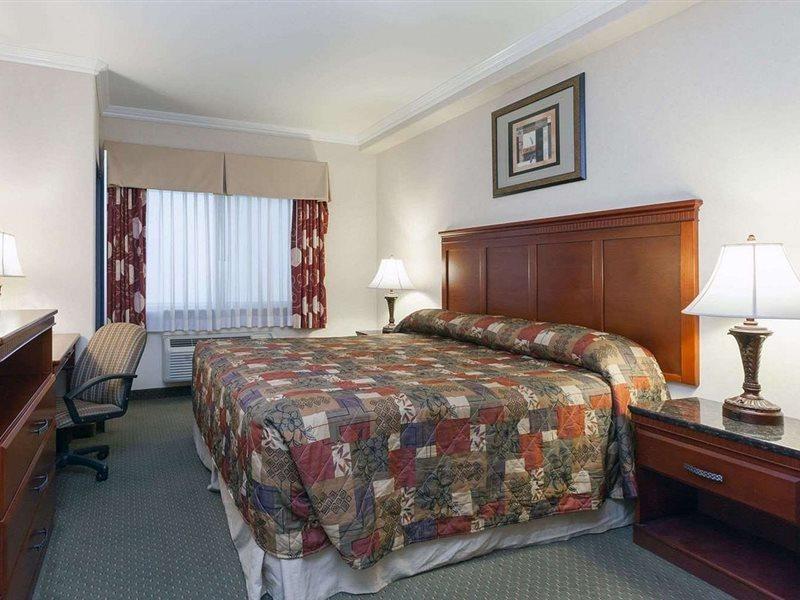 Howard Johnson By Wyndham เบเกอร์สฟีลด์ ภายนอก รูปภาพ