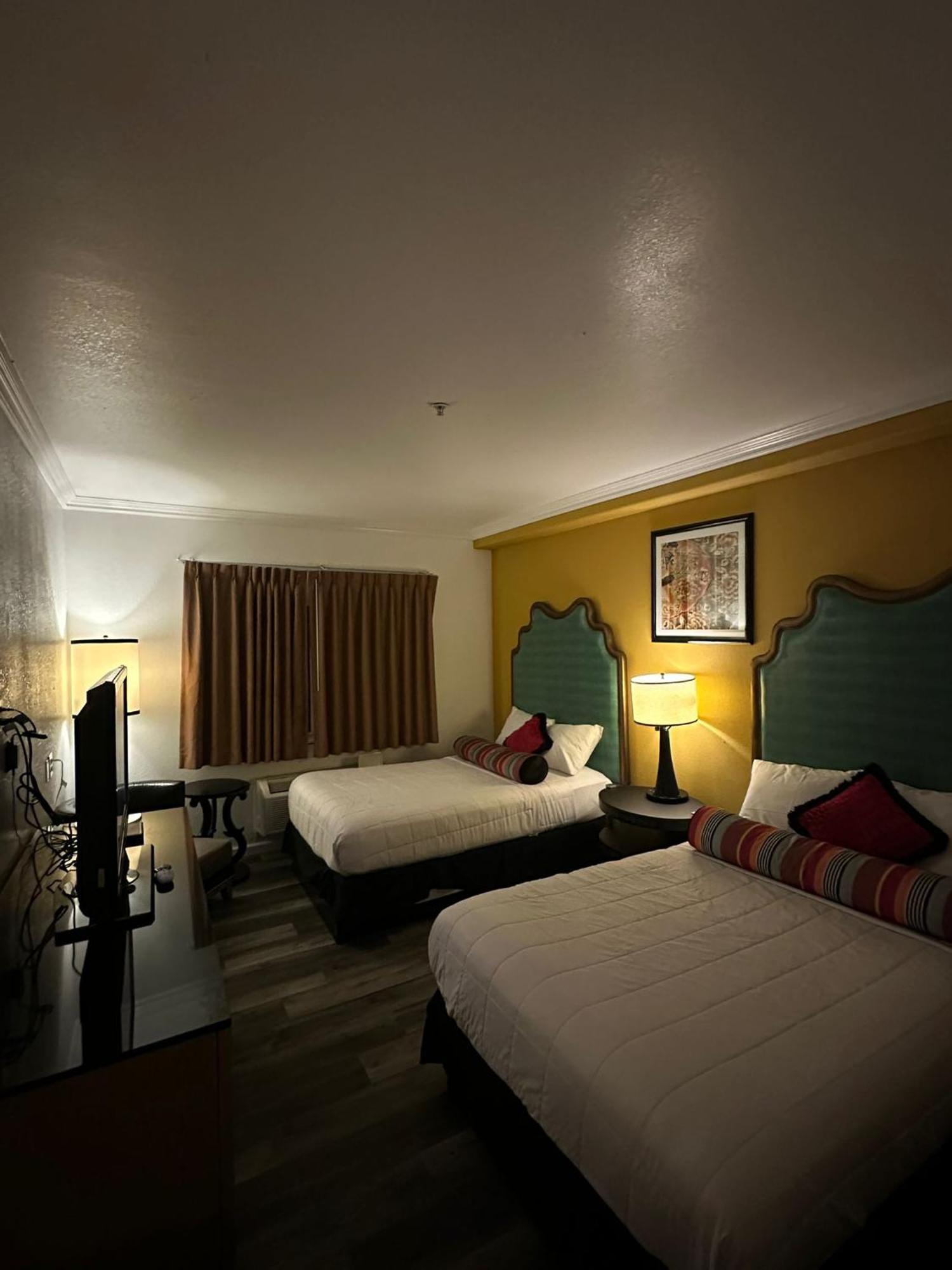 Howard Johnson By Wyndham เบเกอร์สฟีลด์ ภายนอก รูปภาพ