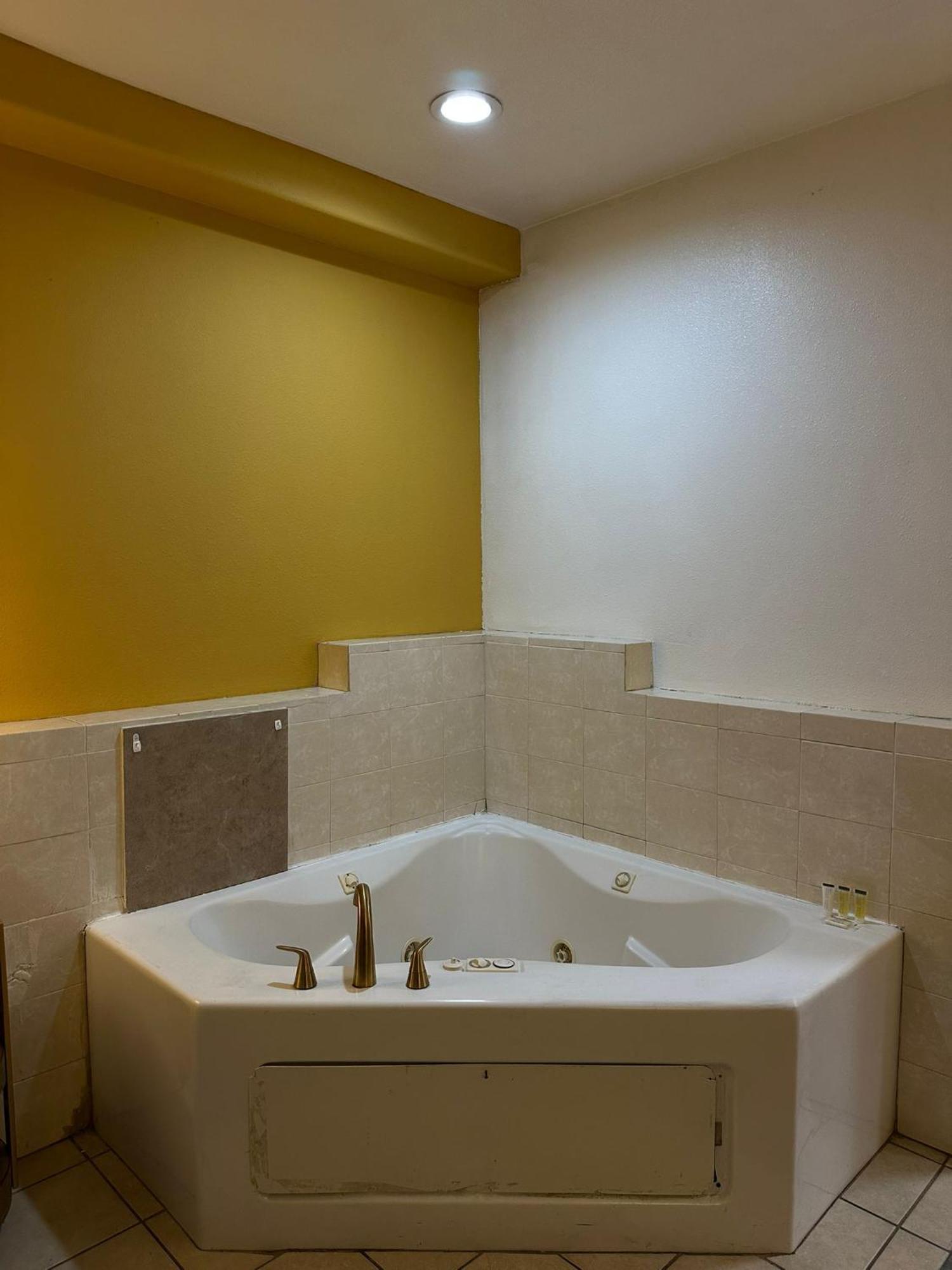 Howard Johnson By Wyndham เบเกอร์สฟีลด์ ภายนอก รูปภาพ