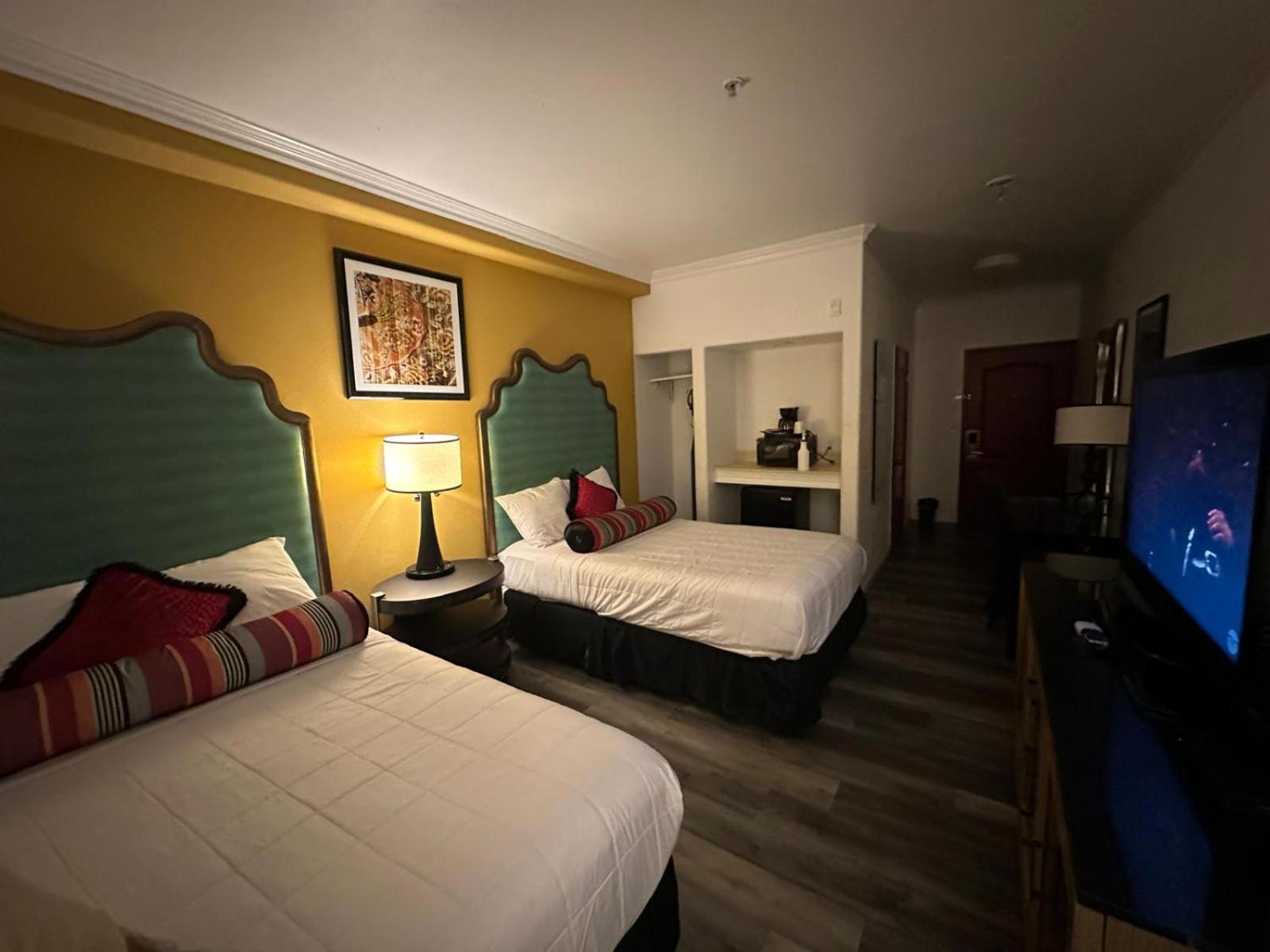 Howard Johnson By Wyndham เบเกอร์สฟีลด์ ภายนอก รูปภาพ