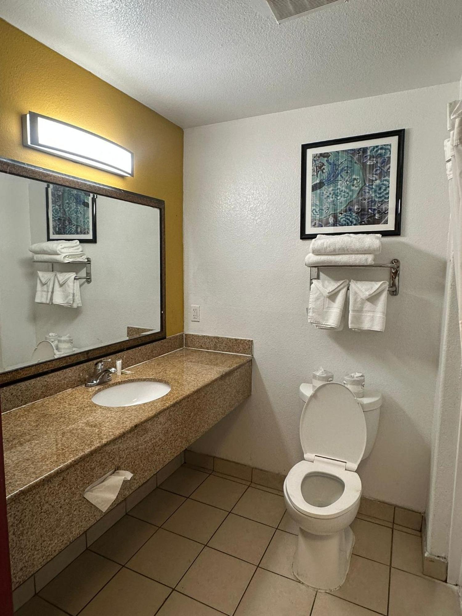 Howard Johnson By Wyndham เบเกอร์สฟีลด์ ภายนอก รูปภาพ
