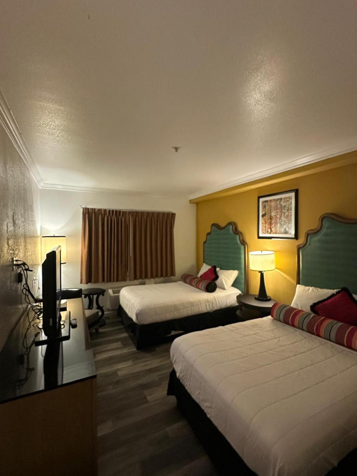 Howard Johnson By Wyndham เบเกอร์สฟีลด์ ภายนอก รูปภาพ