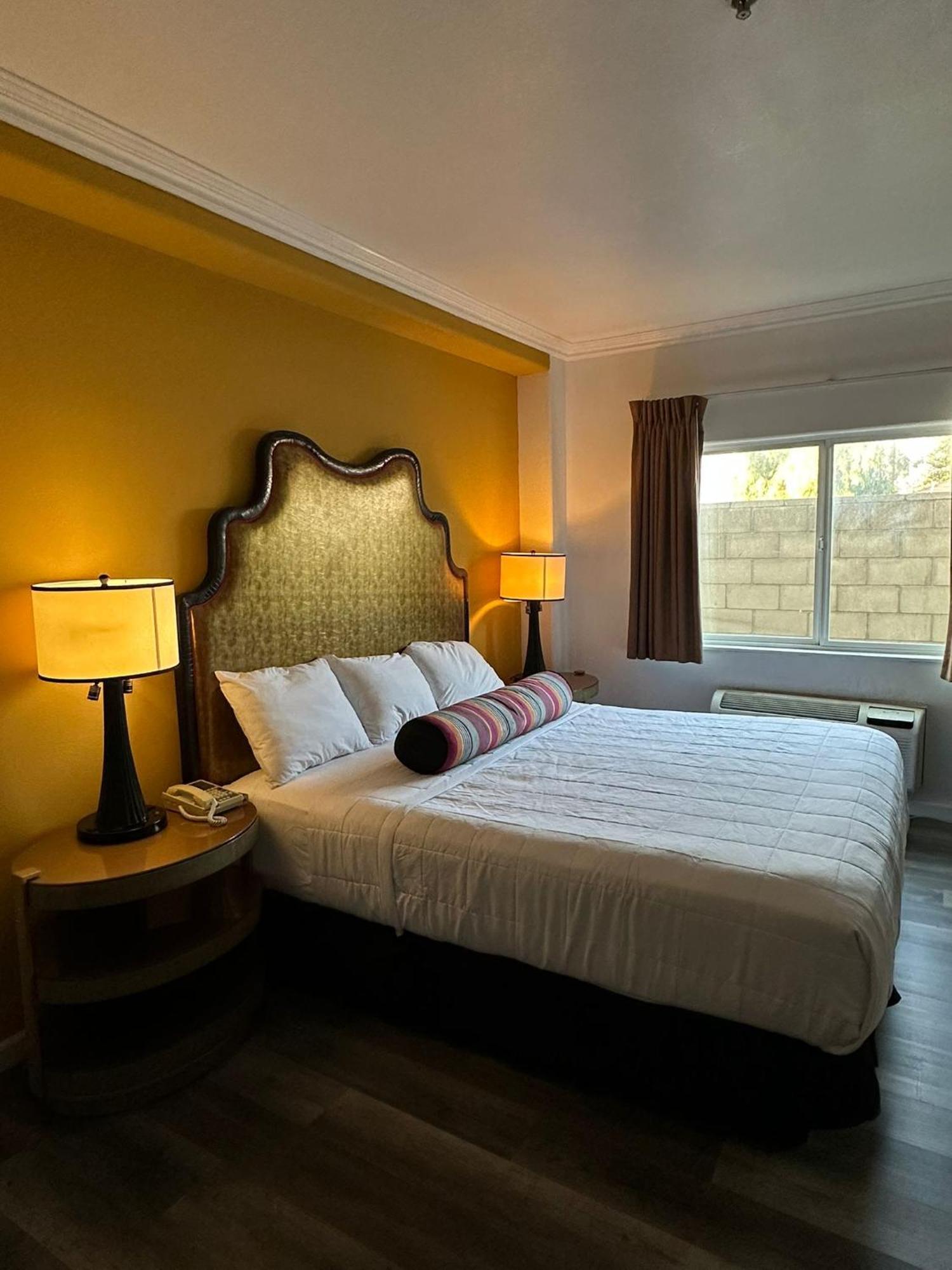 Howard Johnson By Wyndham เบเกอร์สฟีลด์ ภายนอก รูปภาพ